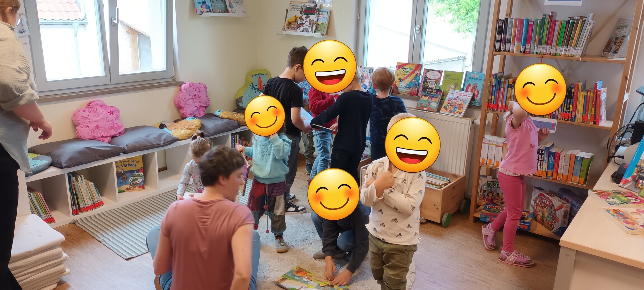 Kindergartenkinder stöbern in der Bücherei